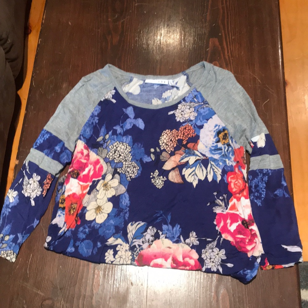 Blue & Gray Floral Top 🌸